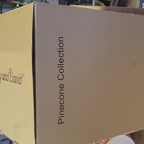 Cookie Jar,NWT in box,Gorgeous! Pinecones And Bow - Picture 9 of 10